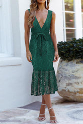 Vestido de encaje verde oscuro de longitud media con escote pronunciado